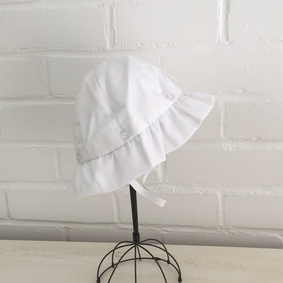old -style classic white baby girl bonnets, sun hats, pool hats, beach hats - Picture 2 of 9
